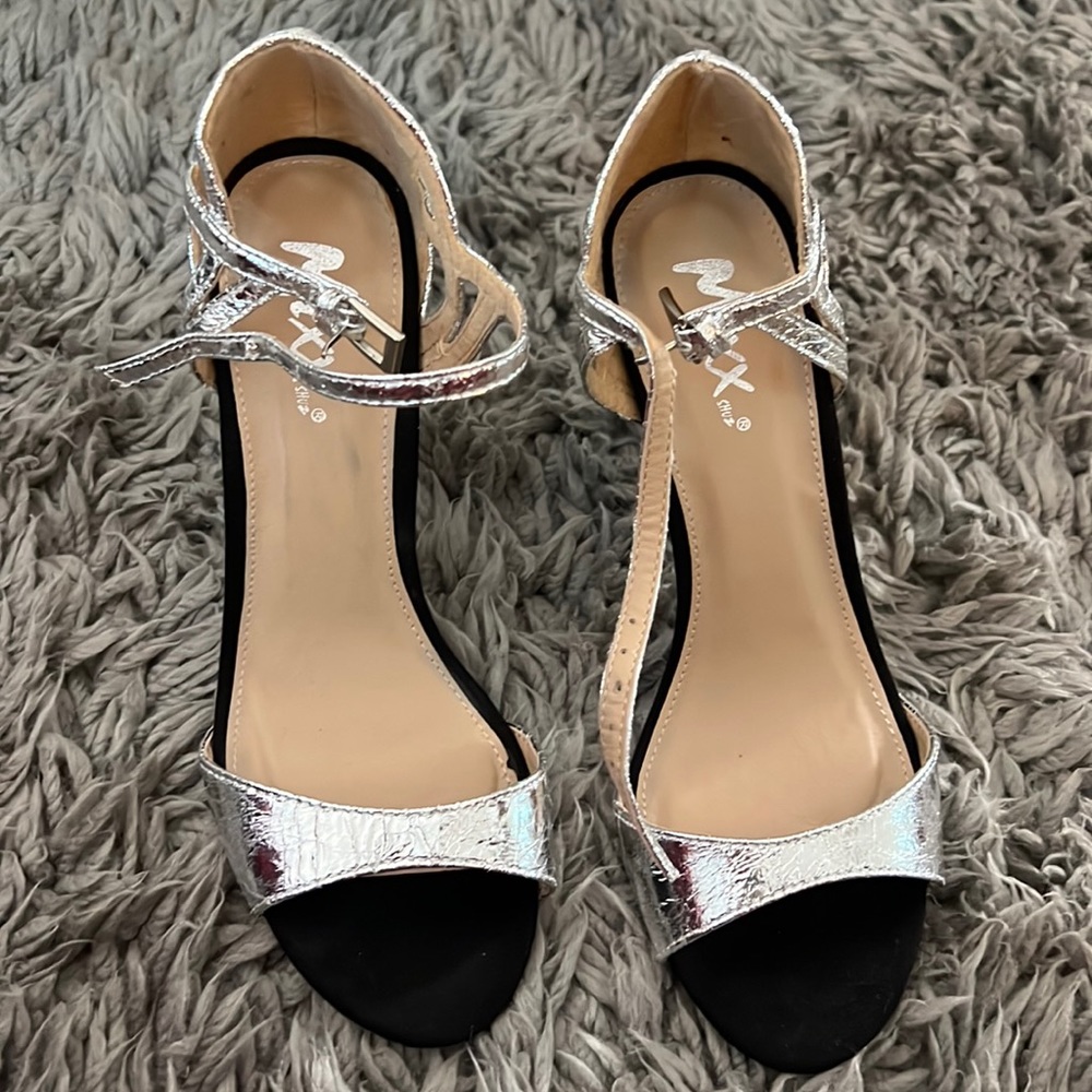 New!!! Heels 3 1/2 inches - Picture 1 of 4